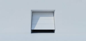 Fotorealistiskt fotografi av en minimalistisk vit garageport, delvis öppen, mot en grå vägg.