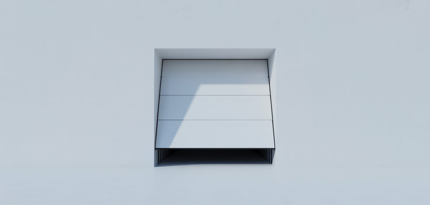 Fotorealistiskt fotografi av en minimalistisk vit garageport, delvis öppen, mot en grå vägg.